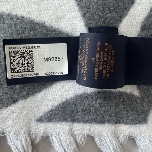 Louis Vuitton - LV Medallion Scarf - Picture 6 of 10